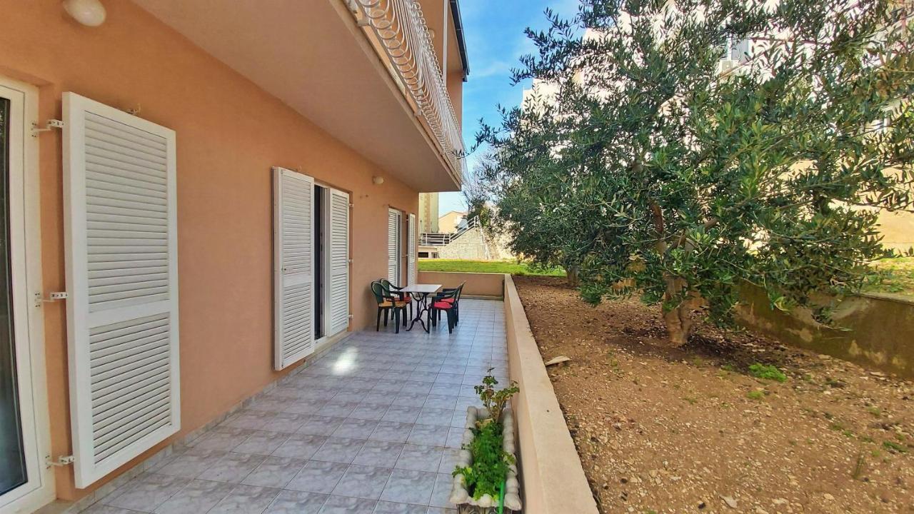 Apartments Mandalinic أوميس المظهر الخارجي الصورة
