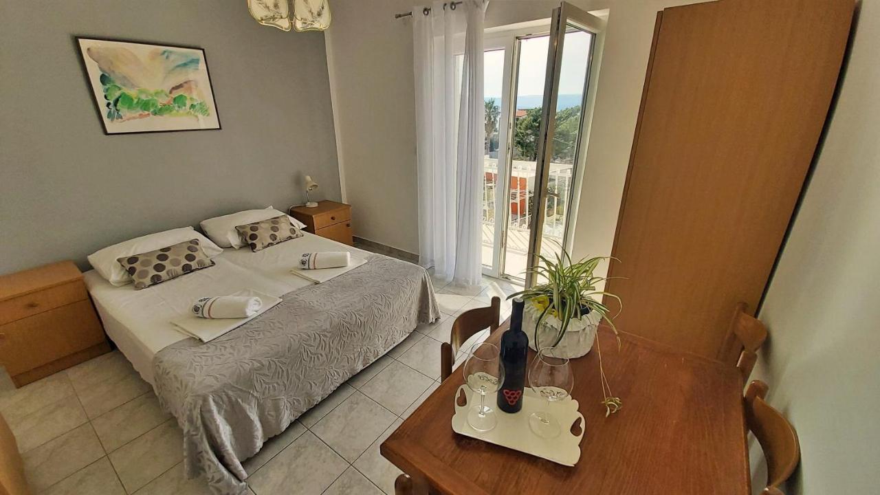 Apartments Mandalinic أوميس المظهر الخارجي الصورة