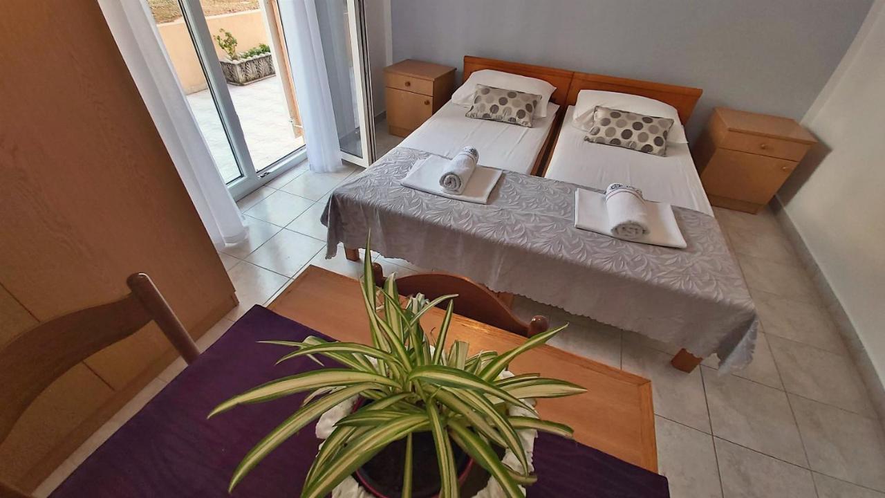 Apartments Mandalinic أوميس المظهر الخارجي الصورة
