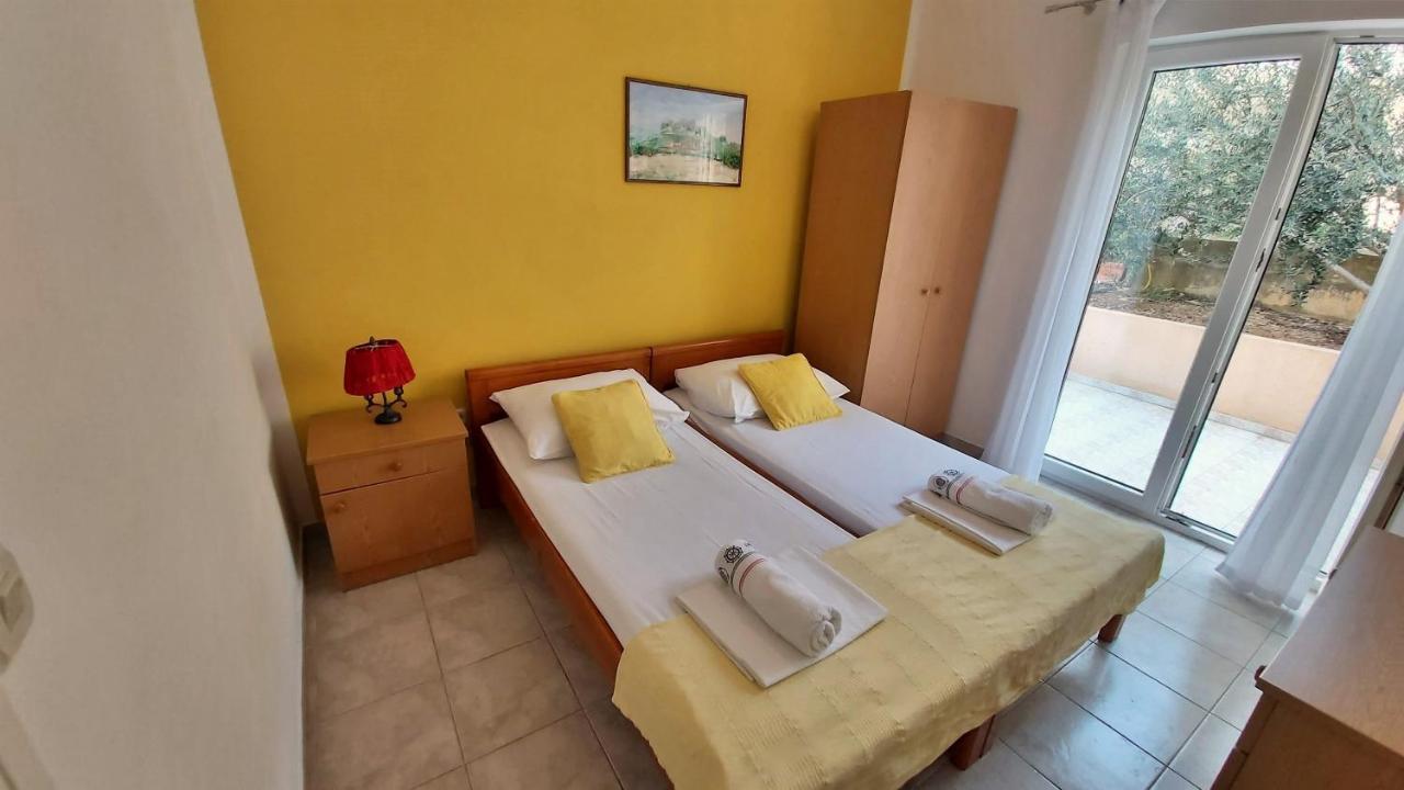 Apartments Mandalinic أوميس المظهر الخارجي الصورة