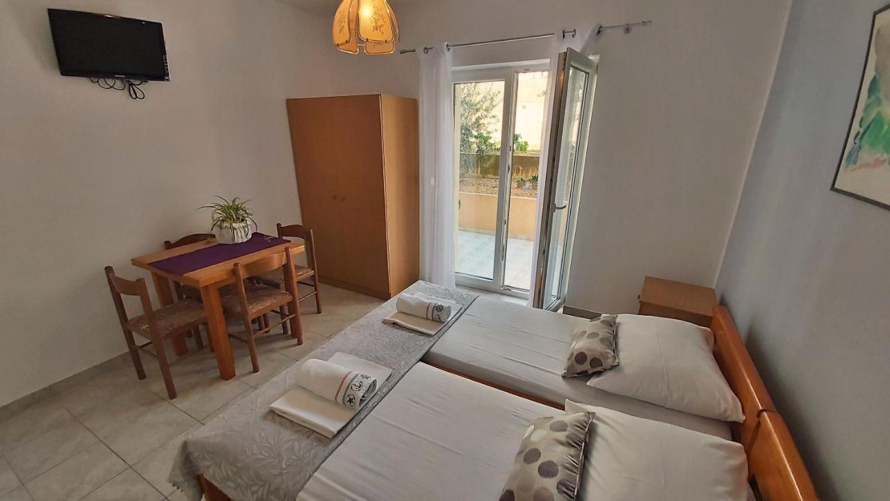 Apartments Mandalinic أوميس المظهر الخارجي الصورة