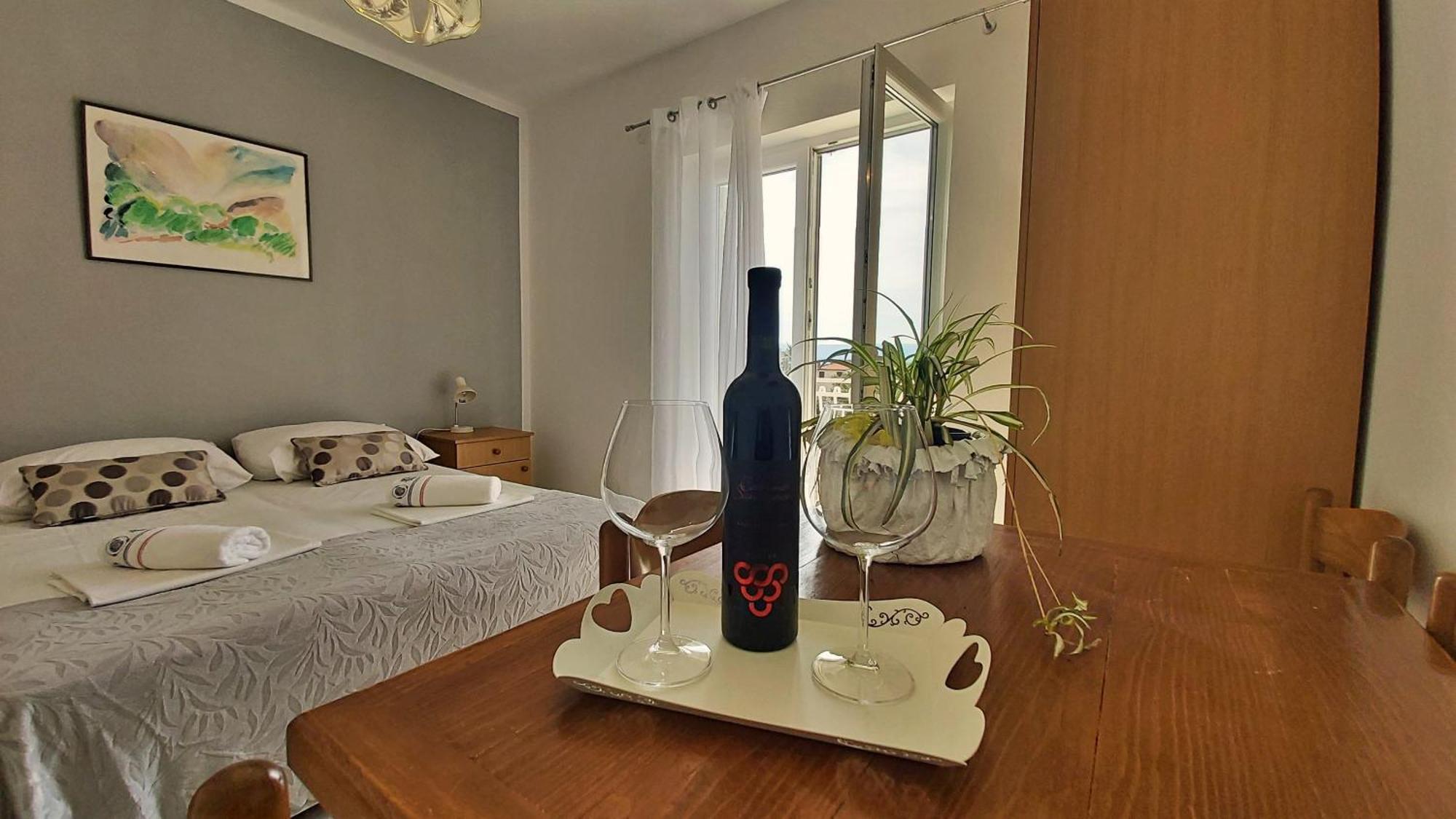 Apartments Mandalinic أوميس المظهر الخارجي الصورة