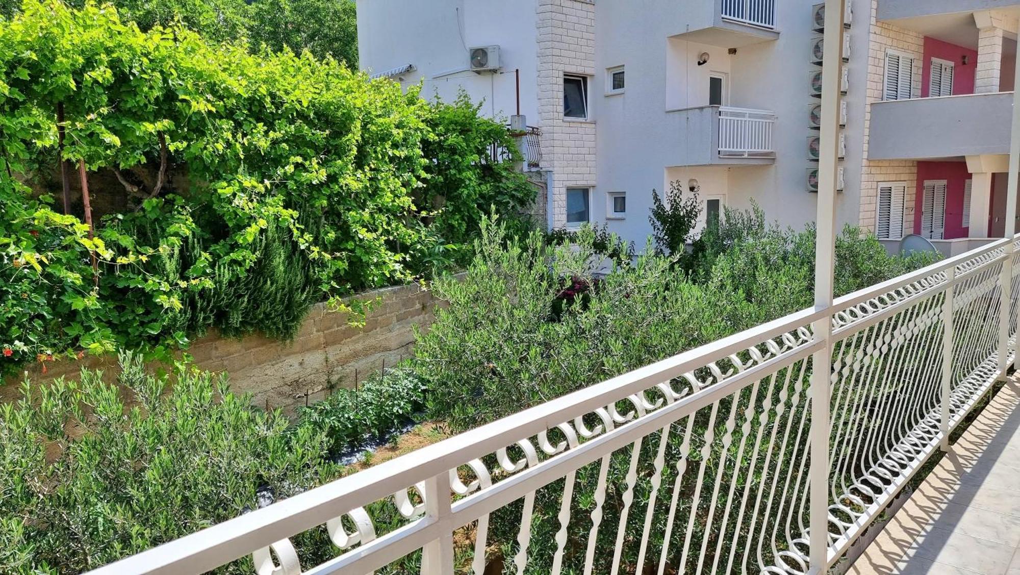 Apartments Mandalinic أوميس المظهر الخارجي الصورة