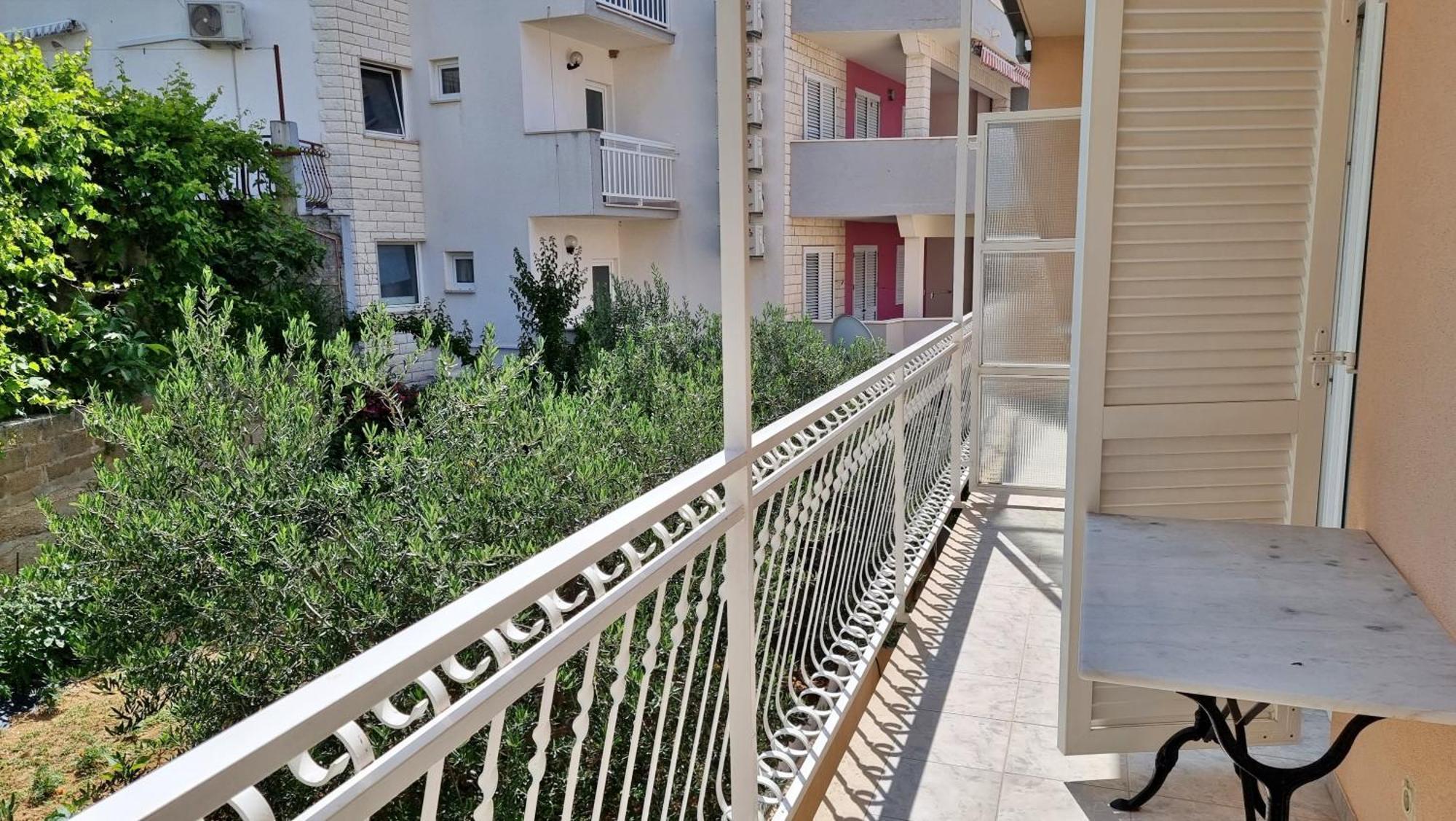 Apartments Mandalinic أوميس المظهر الخارجي الصورة