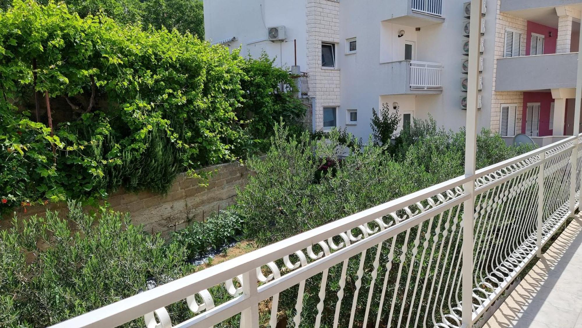 Apartments Mandalinic أوميس المظهر الخارجي الصورة
